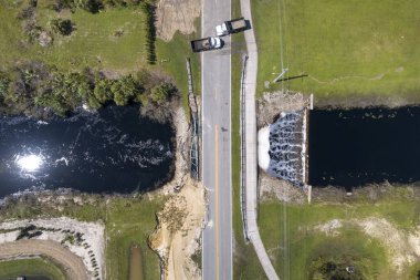 Sel suları asfaltı yıktıktan sonra hasar gören yol köprüsü nehirle yıkıldı. Yıkılmış ulaşım altyapısının yeniden inşası.