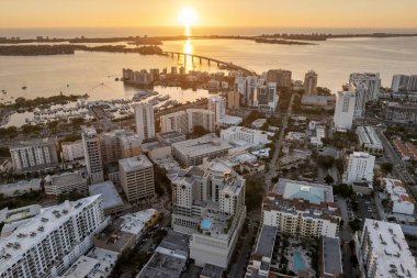 Sarasota, Florida şehir merkezinde gün batımında pahalı deniz manzaralı yüksek binalar. ABD 'de şehir seyahati.