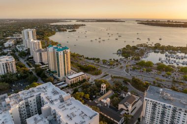 Sarasota, Florida, gün batımında. Yüksek katlı ofis binaları olan Amerikan şehir mimarisi. Florida 'da gayrimenkul geliştirme. ABD seyahat hedefi.