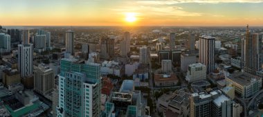 Gün batımında ABD 'nin Florida kentindeki Miami Brickell semtindeki beton ve cam gökdelen binalarından görüntü. Amerikan megapolis 'i ve karanlık çöktüğünde finans bölgesi.
