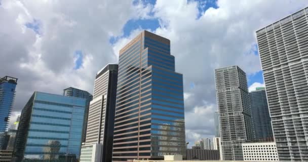 美国银行大楼 美国佛罗里达州迈阿密市中心区 现代美国大都市摩天大楼的城市景观 — 图库视频影像