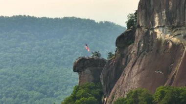 Chimney Rock, ABD 'nin Kuzey Carolina eyaletindeki Blue Ridge Mountains State Park' ta yer alan büyük bir granit kayadır. Appalachians 'da Amerika' ya seyahat