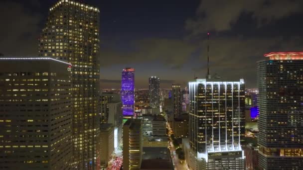 Brillantemente Illuminato Edifici Alto Grattacielo Nel Quartiere Del Centro Miami — Video Stock