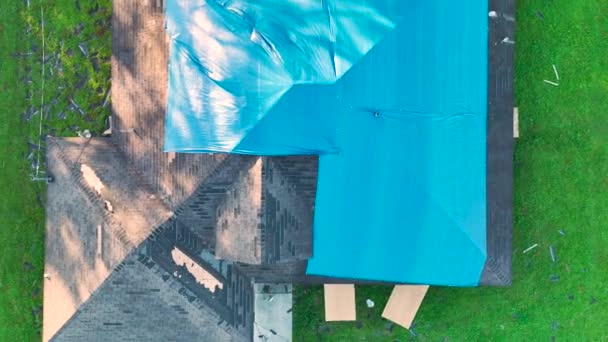 Beschädigtes Hausdach Mit Blauer Schutzplane Gegen Austretendes Regenwasser Bis Zum — Stockvideo