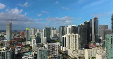 Miami 'nin şehir merkezi, Florida, ABD. Modern Amerikan megapolis 'indeki yüksek gökdelenli binaların kentsel manzarası