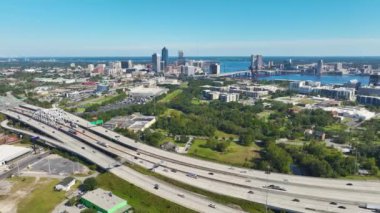 Jacksonville şehri, yüksek binaları ve hızlı hareket eden araba ve kamyonlarla Amerikan otoyolu kavşağı. ABD ulaştırma altyapı kavramı.
