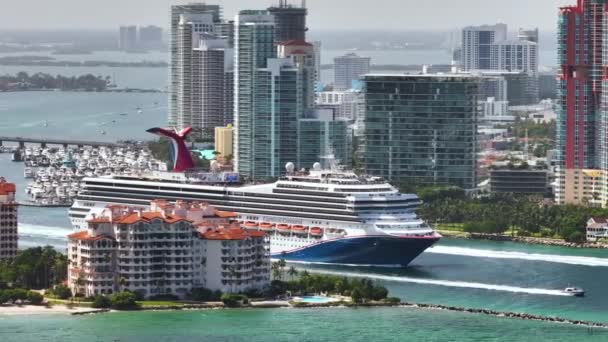 Miami Florida Reisbestemming Visser Eiland Waterkant Flatgebouwen Grote Cruiseschip Vertrekken — Stockvideo