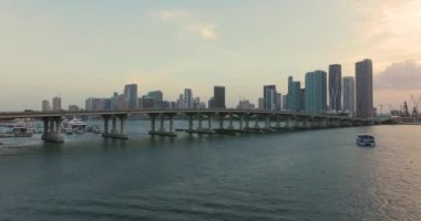 Miami caddesinde araba kazasında yaralanan sürücülere yardım eden insanlar. Köprü yolundaki araç kazasına ilk müdahale ekipleri yardım ediyor.