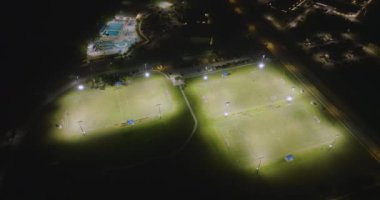 İnsanlar geceleri halka açık stadyumda futbol oynuyorlar. Aktif yaşam konsepti.