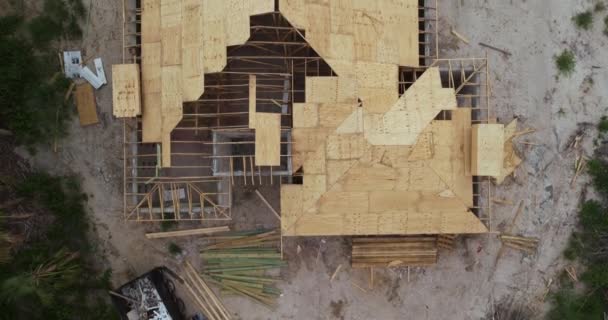 佛罗里达州宁静的农村地区正在建造带有木制屋顶结构的私人住宅 房地产开发概念 — 图库视频影像