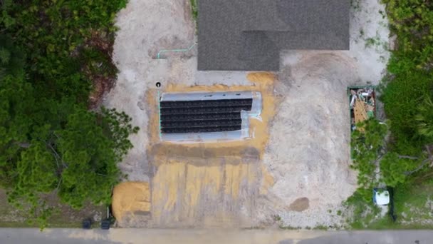 廃水処理のための分離した構造 プライベートハウス裏庭の浄化装置の設置 フロリダ州の建物の敷地に工事を行っている — ストック動画