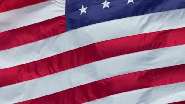Amerykańska Flaga Narodowa Machająca Wietrze Przed Błękitnym Niebem Amerykańskie Gwiazdy — Wideo stockowe