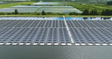 Su yüzeyinde sıfır emisyonlu sürdürülebilir fotovoltaik elektrik üretimi. Temiz elektrik enerjisi üretmek için yenilenebilir elektrik santralinde yüzen güneş panelleri.