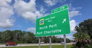 Florida, ABD 'de hızlı otoyol üzerinde Amerika eyaletler arası otoyol çıkış tabelası. I-75 otoyolu kavşağı Kuzey Limanı ve Charlotte Limanı 'na çıkıyor..