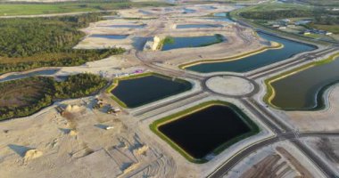 Hazırlanmış zeminde inşaatın başlaması. Amerikan kırsal kesiminde büyük bir inşaat alanı. ABD banliyölerinde konut geliştirme. ABD 'de emlak piyasası.