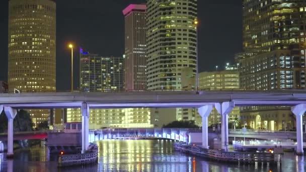 美国佛罗里达州坦帕市中心区的摩天大楼灯火通明 附近的公路桥上开着车 夜间与商业金融区的美国大都市 — 图库视频影像