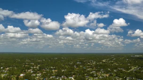 フロリダの天気 夏の雨季 田舎の郊外に青空を形成する嵐雲 — ストック動画