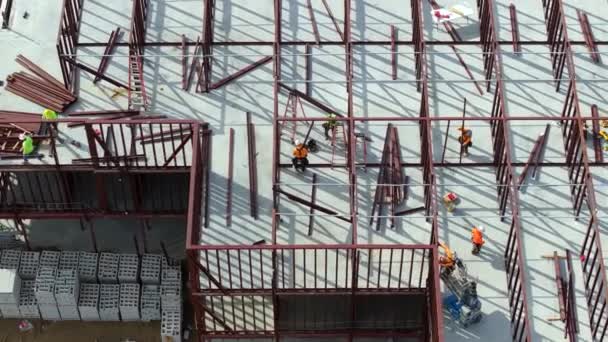 Przemysłowy Plac Budowy Pracownikami Montującymi Metalową Ramę Budynku Rozwój Budownictwa — Wideo stockowe