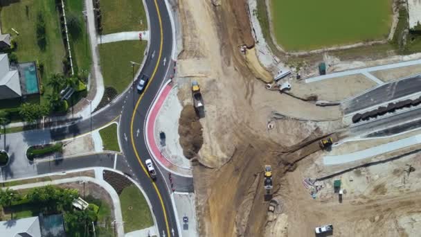 工业道路工程 在正在建造的宽阔的美国公路上转圈 发展快速过境运输系统 — 图库视频影像