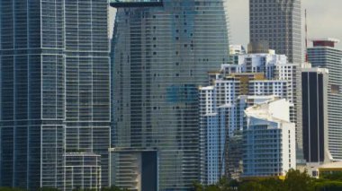 Miami Brickell, Florida, ABD. Şehir merkezindeki beton ve cam gökdelen binalar. Güneşli bir günde iş dünyasının finans bölgesiyle Amerikan megapolis 'i.