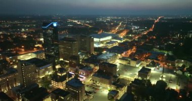 Lexington Kentucky 'nin şehir merkezindeki ofis binaları. Amerikan megapolis 'i ve geceleri finans bölgesi..