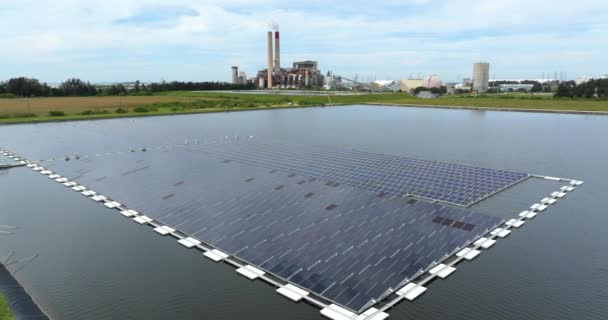 Fenntartható Fotovoltaikus Elektromosság Előállítása Vízfelületen Kibocsátás Nélkül Úszó Napelemek Megújuló — Stock videók