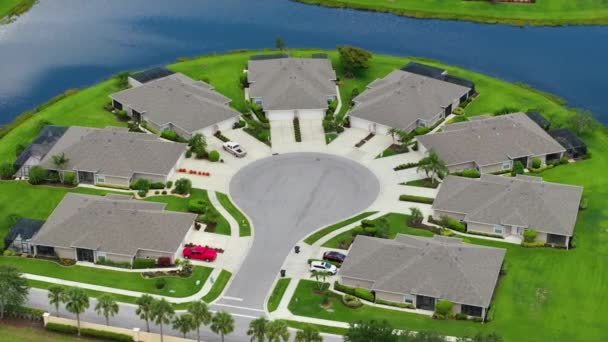 佛罗里达郊区萨拉索塔昂贵的私人住宅的顶级视图 在高档社区建造新的家庭住房 美国郊区的房地产开发 — 图库视频影像