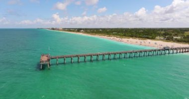 Turistler Florida 'daki Venice balıkçı iskelesinde tatilin tadını çıkarıyorlar. Deniz kenarındaki yaz etkinlikleri.