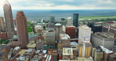 Ohio Eyaleti, ABD 'de Cleveland şehir merkezi manzarası. Yüksek ticari binaları olan Amerikan şehri silueti.