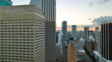 Gün batımında ABD 'nin Florida kentindeki Miami Brickell' in şehir merkezindeki ofis manzarası. Modern Amerikan megapolis 'indeki yüksek ticari ve meskun gökdelen binaları.