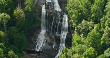 Nantahala Ulusal Ormanı, Kuzey Carolina, ABD 'deki Whitewater Şelalesi' nin hava manzarası. Yeşil yemyeşil ağaçlar arasındaki kayalık kayalardan süzülen temiz su.