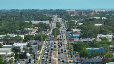 Sarasota, Florida 'da trafiğin yoğun olduğu saatlerde sürüş arabaları olan bir Amerikan otoyolu. ABD ulaşım altyapısının üstünden görüntüle.