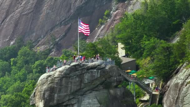 Kominík Rock Lichotivou Americkou Národní Vlajkou Mnoha Turisty Chimney Rock — Stock video