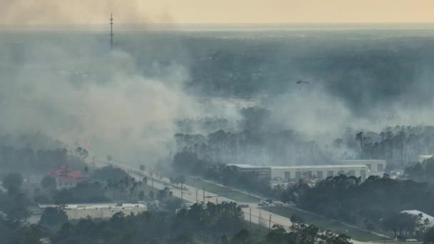 Helikopter Van Hulpdiensten Blust Bosbranden Uit North Port City Florida — Stockvideo