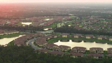 Florida 'nın kapalı banliyö bölgesindeki su baskınlarını önlemek için aile evleri. Amerikan banliyölerinde gayrimenkul geliştirme.