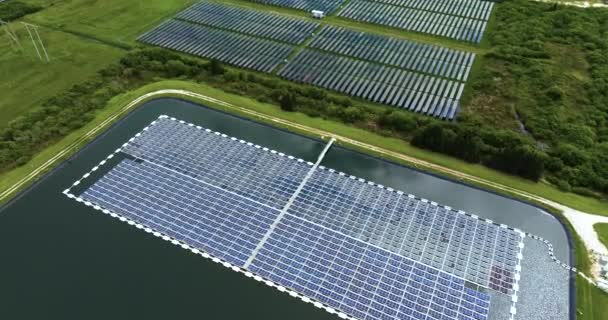 在可持续发电厂浮动太阳能电池板 以生产清洁的电能 水面零排放可再生能源光伏电的概念 — 图库视频影像