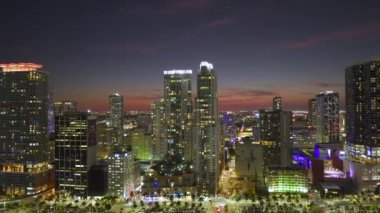 Miami Brickell 'in şehir merkezindeki gökdelen binaları geceleyin aydınlandı. Amerikan megapolis 'i ve karanlık çöktüğünde finans bölgesi.
