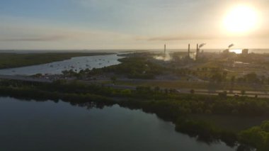 Kimyasal fosforik asit üretimi için endüstriyel tesis zehirli emisyonlarla atmosferi kirletiyor. Tampa, Florida 'daki Mozaik Riverview Tesisi. Fosfatların işleme ve işleme fabrikası.