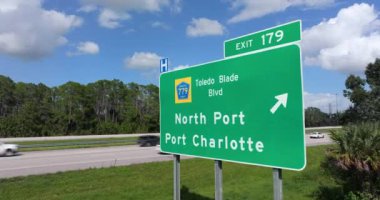 Florida, ABD 'de otoyol çıkışı tabelası. I-75 karayolu Kuzey Limanı ve Charlotte Limanı yönüyle kesişiyor..