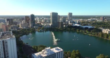 Orlando, Florida şehir merkezinde pahalı liman binaları var. Şehir merkezindeki Eola Gölü Parkı. ABD 'de şehir seyahati