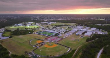 Günbatımında Florida, North Port 'ta devlet lisesi açık hava spor tesisleri. Amerikan futbol stadyumu, tenis kortları ve beyzbol elmas spor altyapısı