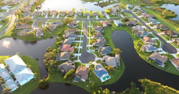 일몰에 플로리다 지역의 교외에서 부동산 개발의 새로운 — 비디오
