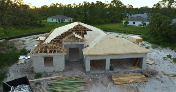 佛罗里达州郊区未完工的木制框架结构住宅的屋面施工 住房发展概念 — 图库视频影像