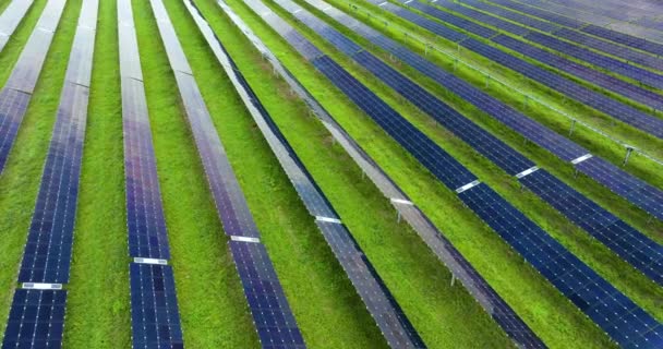 Udržitelná Elektrárna Řadami Solárních Fotovoltaických Panelů Pro Výrobu Čisté Elektrické — Stock video