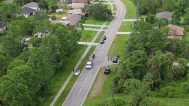 Çekicinin kaza yaptığı bir trafik kazası. Araba kazasında kaza yapmış. Florida, ABD 'deki acil yola ilk müdahale ekipleri yardım ediyor.