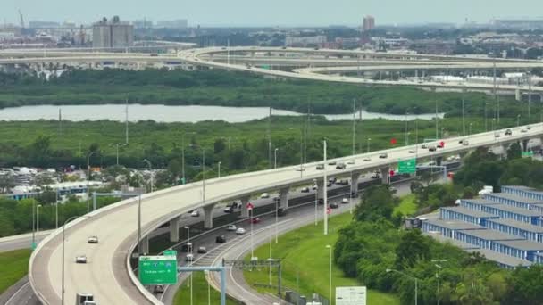 アメリカの交通インフラコンセプト 高速運転車でフロリダ州タンパの広い高架高速道路の眺めの上 — ストック動画