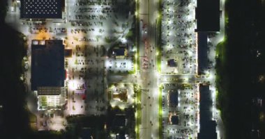 North Port, Florida 'da alışveriş merkezlerinin ve geniş Amerikan otoyolunun hava manzarası. Geceleyin ABD ulaşım altyapısı.