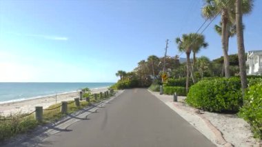 Güneşli Florida 'da manzaralı yolda araba kullanmak. Casey Key Kıyı Konutları Resimli Sokaklar