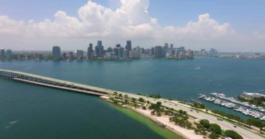 Arabalar ABD 'nin Florida kentindeki Miami Brickell' da William M Powell Köprüsü 'nden geçiyor. Modern Amerikan megapolis 'indeki yüksek rıhtım ve yerleşim binaları.
