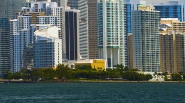 Florida, ABD 'de Miami Brickell şehir merkezindeki beton ve cam gökdelen binaları. Güneşli bir günde iş dünyasının finans bölgesiyle Rıhtımlı Amerikan megapolis 'i.